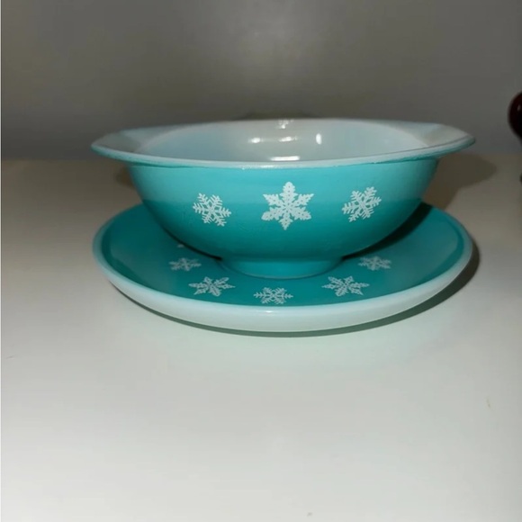 Pyrex JAJ Gaiety Turquoise Snowflake Sauce Boat & Stand - Picture 2 of 9